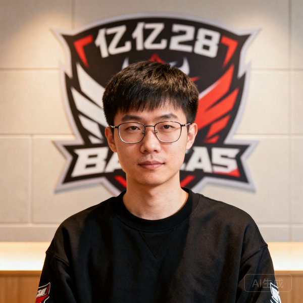 亿万28创始人林一飞，短发戴眼镜，身穿黑色卫衣，背后是战队Logo墙
